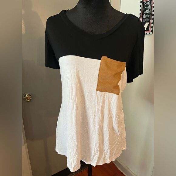 NWOT. Black-and-white simple blouse top. Size medium. - Picture 2 of 6